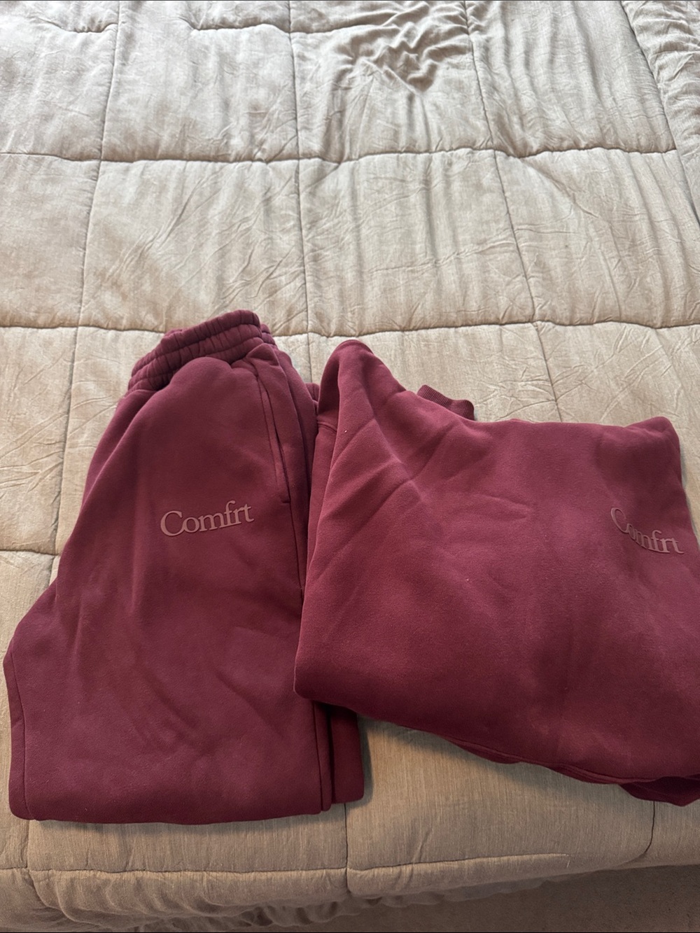 Comfrt Sweatshirt & Jogger Sweatpants